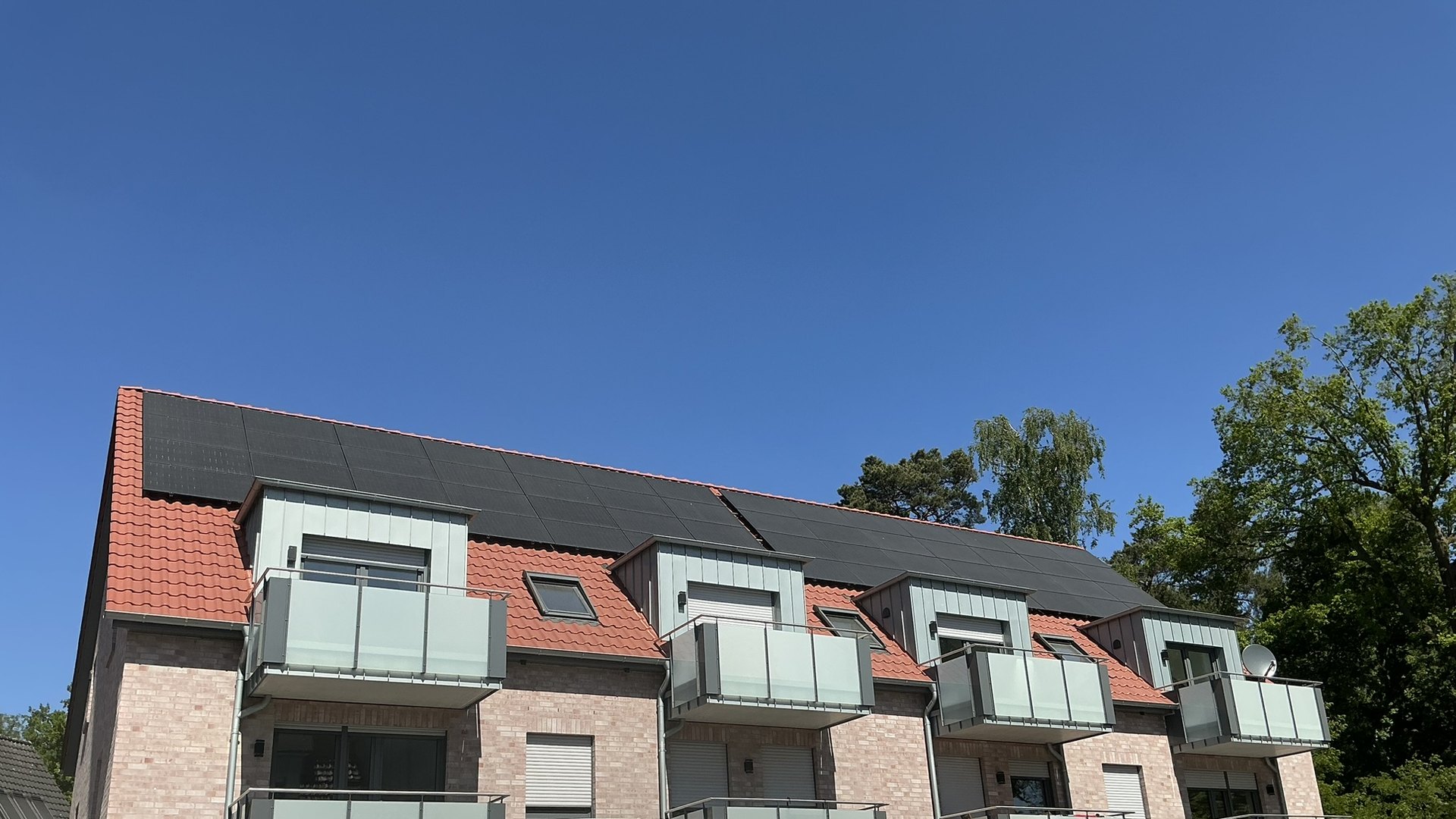 Klinkerfassade eines sanierten Wohnhauses in der Küstenregion Oldenburg–Norderney