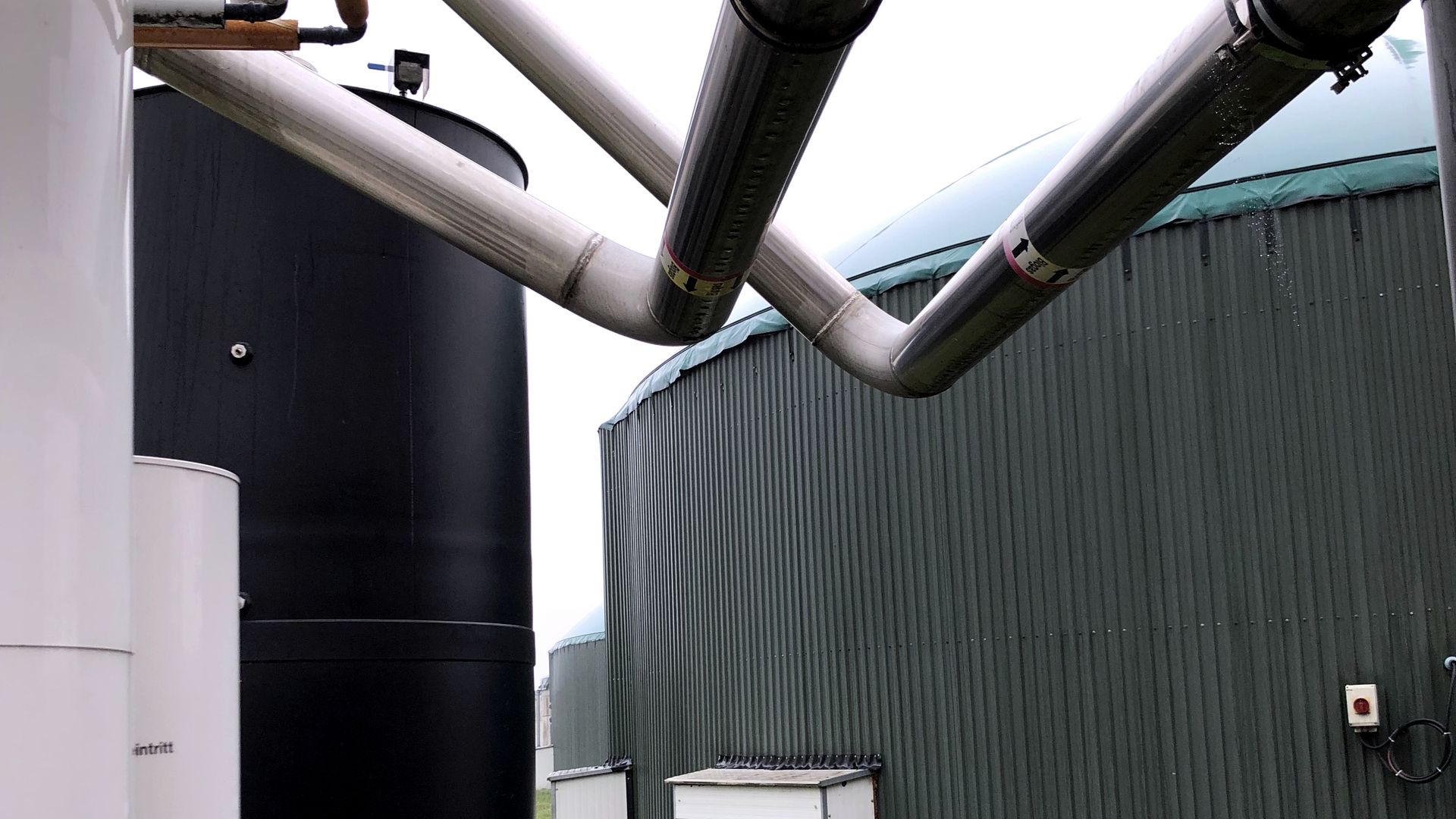 Biogas- und Biomasseanlage als Motiv für Planung und Genehmigung.