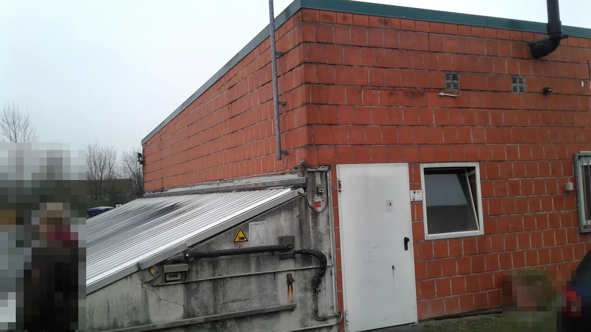 BHKW-Maschinenraum-Gebäude einer Biogasanlage im Münsterland, Klinker-Industriebau mit Absauganlage und Technikcontainer