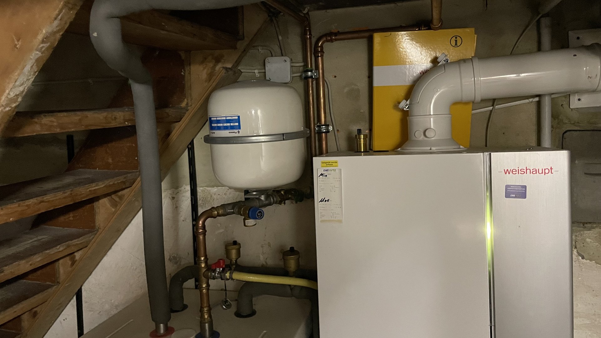 Heizungstechnik in einem Bestandsgebäude als Motiv für Energieberatung.