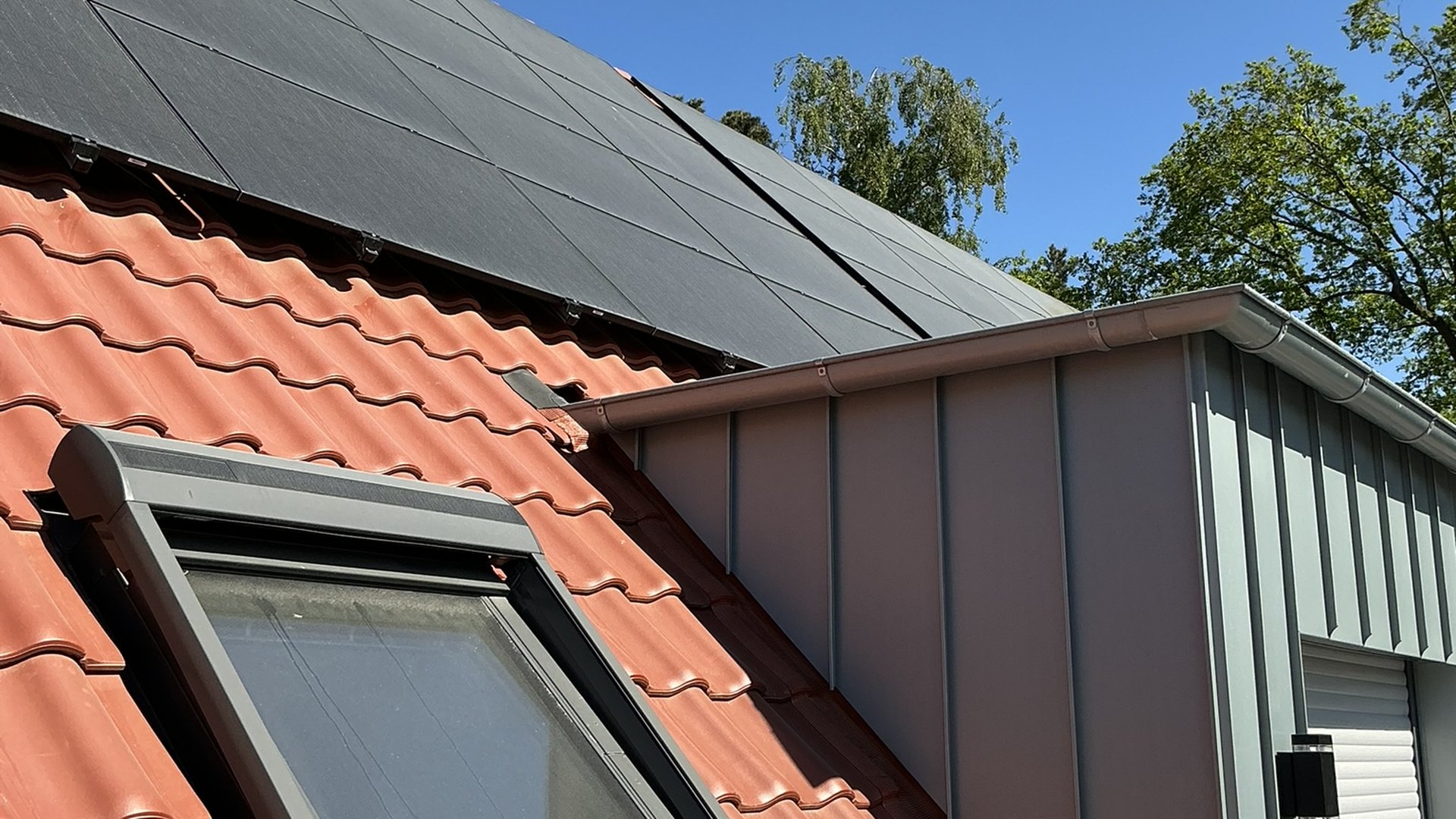 Photovoltaik-Dach eines nachhaltigen Gebäudes als Motiv für die Ratgeber-Artikel rund um Energie und Bauen.